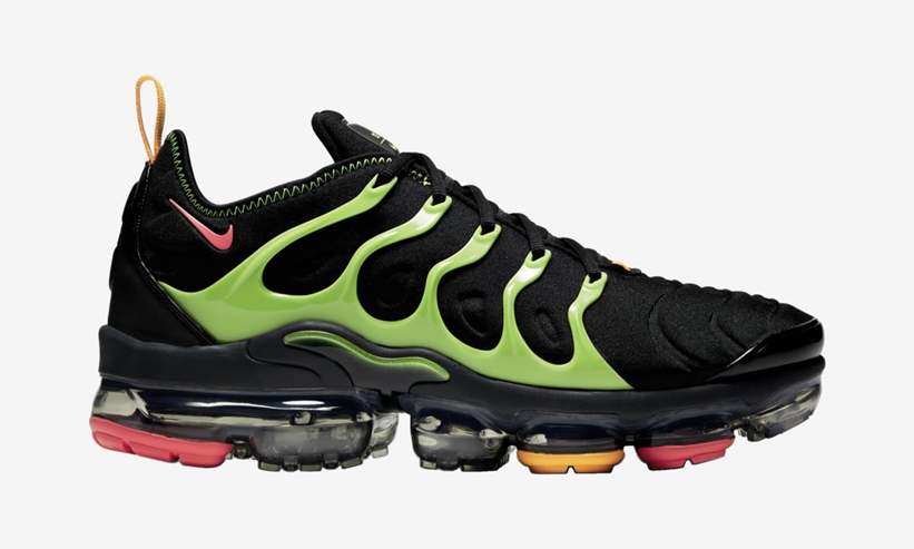 vapormax plus black and pink