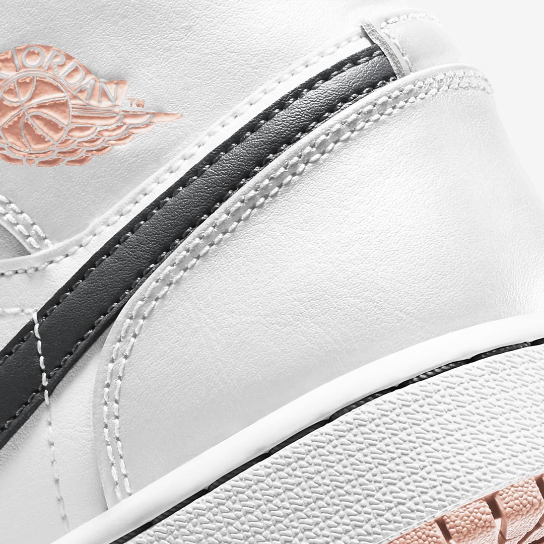 ナイキ GS エア ジョーダン 1 ミッド “ホワイト/アークティックオレンジ” (NIKE GS AIR JORDAN 1 MID “White/Arctic Orange”) [554725-180]