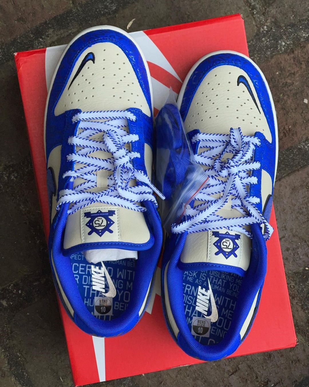 海外 7/19 発売予定！ナイキ ダンク ロー “ジャッキー・ロビンソン/ブレーキングバリア″ (NIKE DUNK LOW “Jackie Robinson/Breaking Barriers”) [DV2122-400]