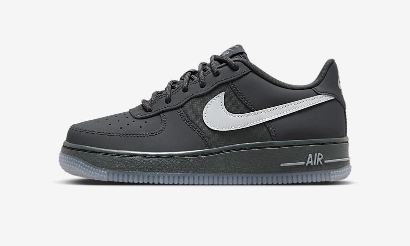 【国内 10/15 発売】ナイキ GS フォース 1 ロー ”リフレクティブスウッシュ/グレー” (NIKE GS AIR FORCE 1 LOW “Reflective Swoosh/Grey”) [FV3980-001]