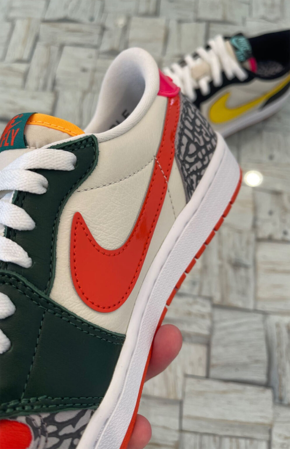 ソールフライ × ナイキ エア ジョーダン 1 ロー OG “ワットザ” (SoleFly NIKE AIR JORDAN 1 LOW OG “What The”)