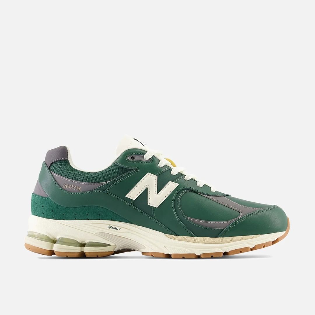 海外発売！New Balance M2002 RVI “Green Leather” (ニューバランス)