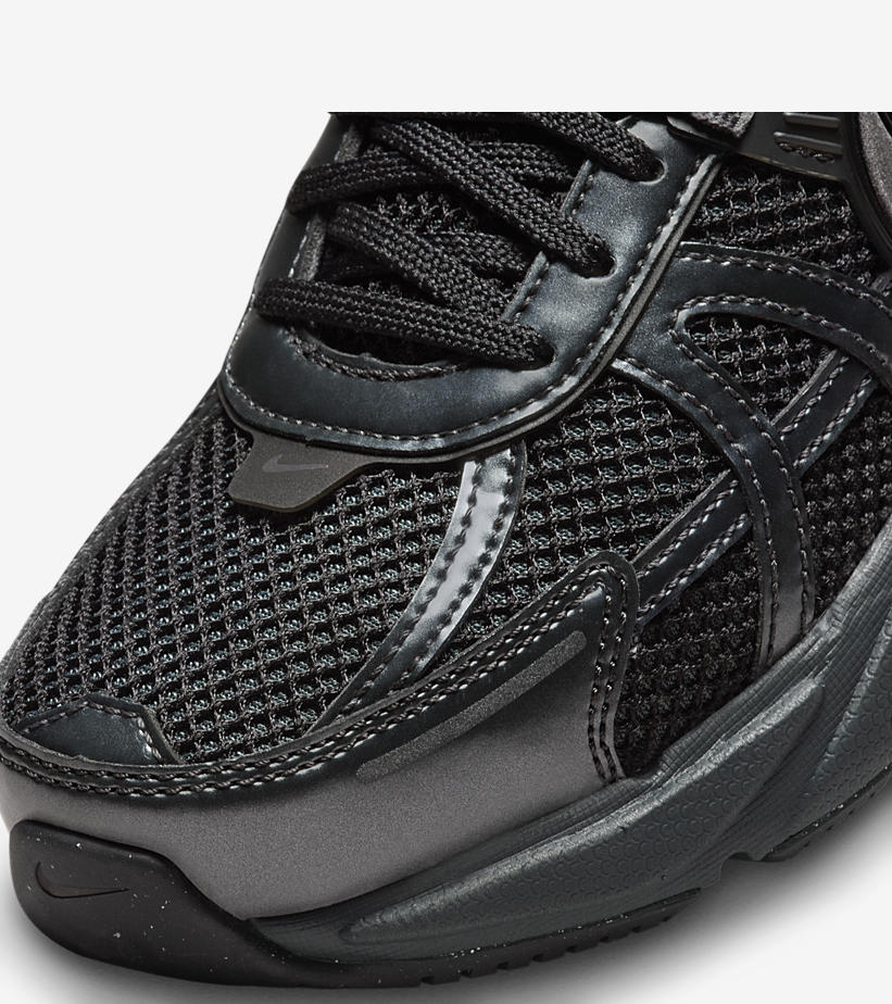 【国内 11/2 発売】NIKE WMNS V2K RUN “Triple Black” (ナイキ ウィメンズ ヴィツーケー “トリプルブラック”) [FD0736-001]