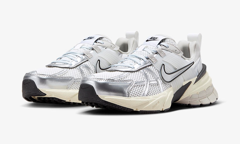 【国内 9/29 発売】NIKE WMNS V2K RUN “Summit White/Metallic Silver” (ナイキ ウィメンズ ヴィツーケー “サミットホワイト/メタリックシルバー”) [FD0736-100]