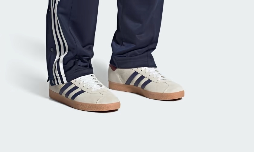 海外発売！adidas Originals GAZELLE “Off White/Dark Blue/Collegiate