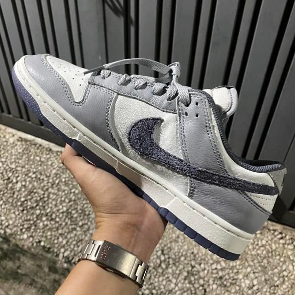 【国内 1/8 発売】ナイキ ダンク ロー レトロ SE “ホワイト/グレー/パープル” (NIKE DUNK LOW RETRO SE “White/Grey/Purple”) [FJ4188-100]