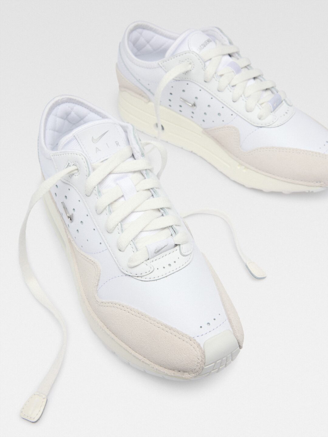 【2024年 7/23 発売】JACQUEMUS × NIKE AIR MAX 1 86 (ジャックムス ナイキ エア マックス 1 86) [HM6690-100/HM6690-600]