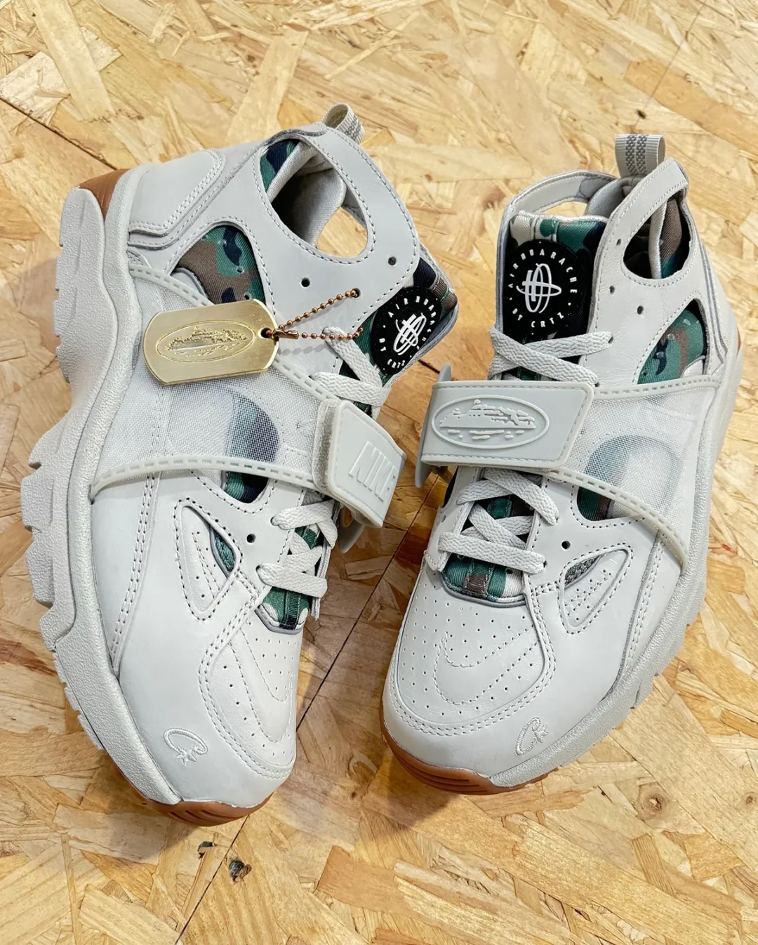 【海外 2024年 11/8 & 11/22 & 12/14 発売】Corteiz × NIKE AIR TRAINER HUARACHE PACK (コーテイズ ナイキ エア トレーナー ハラチ パック) [FQ8793-001/FQ8793-002/FQ8793-003]