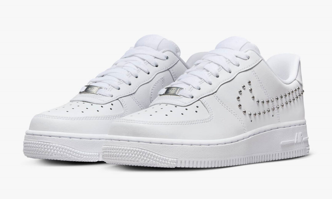 海外発売！ナイキ ウィメンズ エア フォース 1 07 ロー “シルバースタッドスウッシュ” (NIKE WMNS AIR FORCE 1 07 LOW “Silver Studded Swoosh”) [FQ8887-100]