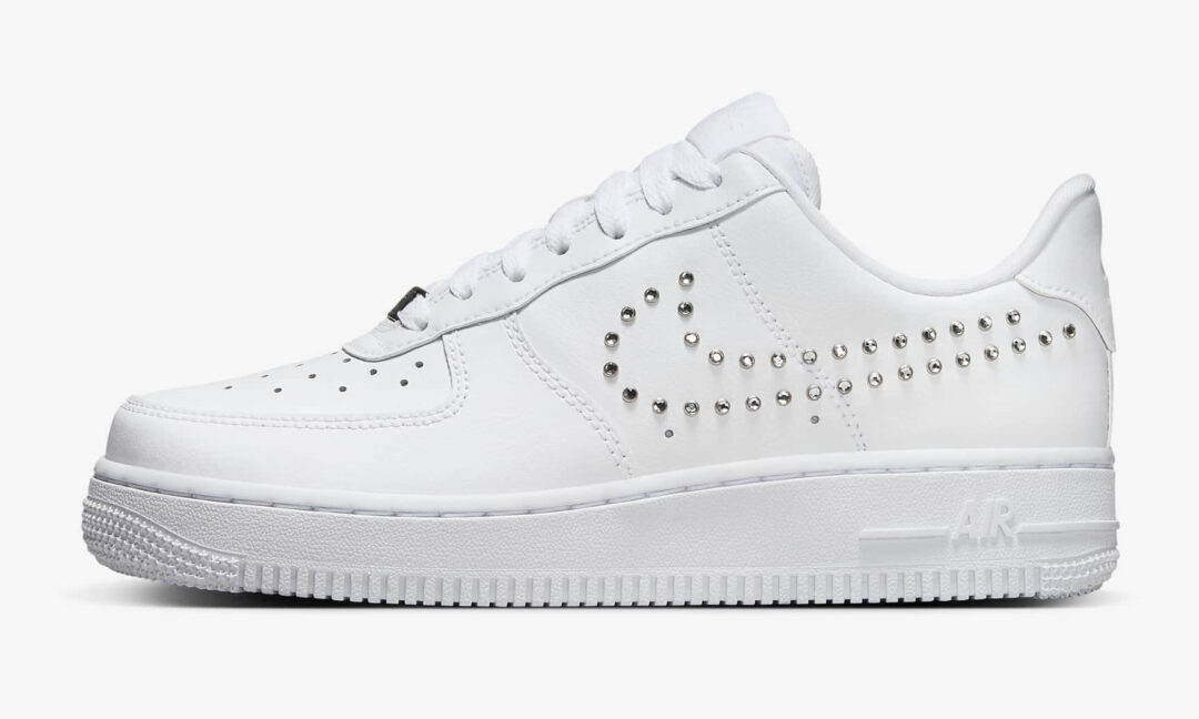 海外発売！ナイキ ウィメンズ エア フォース 1 07 ロー “シルバースタッドスウッシュ” (NIKE WMNS AIR FORCE 1 07 LOW “Silver Studded Swoosh”) [FQ8887-100]