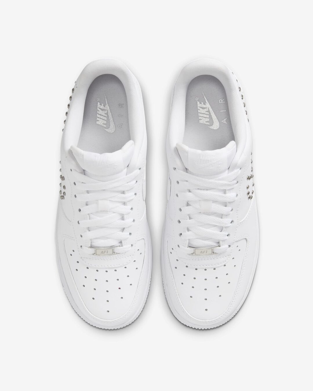 海外発売！ナイキ ウィメンズ エア フォース 1 07 ロー “シルバースタッドスウッシュ” (NIKE WMNS AIR FORCE 1 07 LOW “Silver Studded Swoosh”) [FQ8887-100]