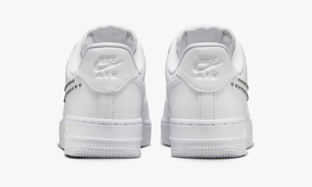 海外発売！ナイキ ウィメンズ エア フォース 1 07 ロー “シルバースタッドスウッシュ” (NIKE WMNS AIR FORCE 1 07 LOW “Silver Studded Swoosh”) [FQ8887-100]