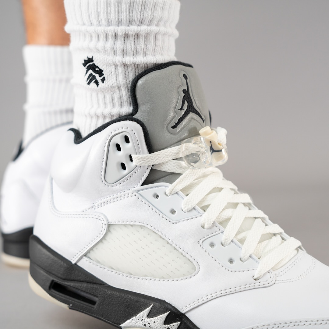 【2024年 8/10 発売】ナイキ エア ジョーダン 5 レトロ “ホワイト/ブラック” (NIKE AIR JORDAN 5 RETRO “White/Black”) [DD0587-110]