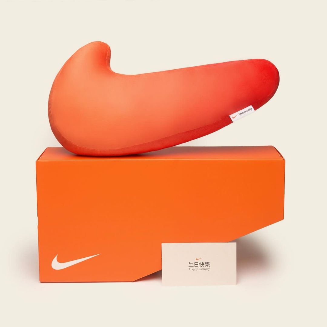 バースデーノベルティにスウッシュ型のピローボックスが登場 (ナイキ バースデー ピロー ギフト ボックス NIKE BIRTHDAY PILLOW GIFT BOX 枕)