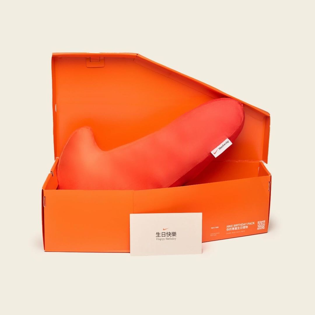 バースデーノベルティにスウッシュ型のピローボックスが登場 (ナイキ バースデー ピロー ギフト ボックス NIKE BIRTHDAY PILLOW GIFT BOX 枕)