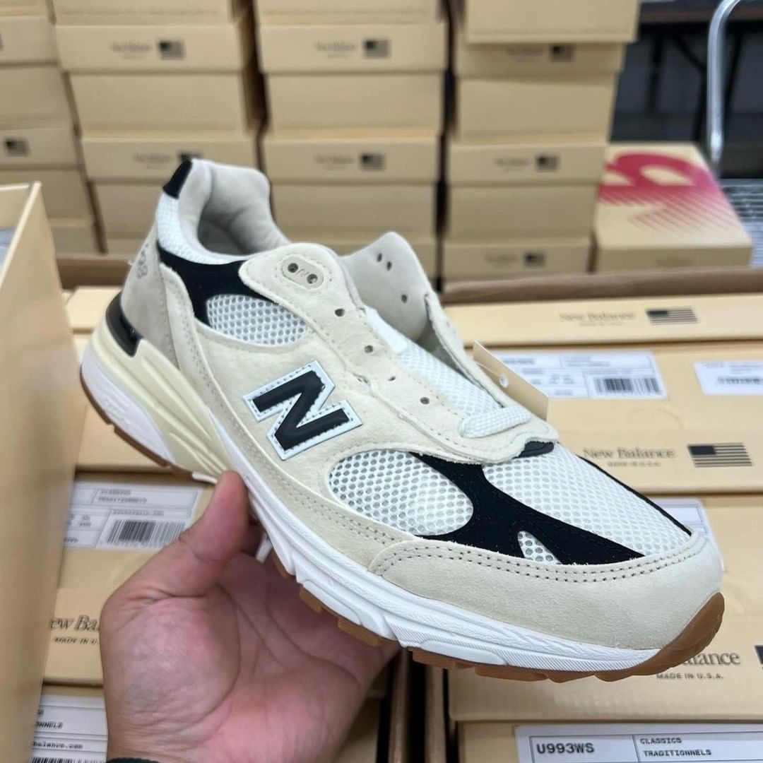 2024年 5/30 発売】New Balance U993 WS “Sea Salt/Black” Made in USA ...