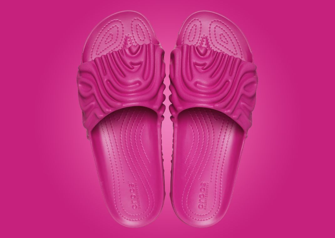 【2024年 5/16 & 5/24 発売】Salehe Bembury × Crocs Pollex Slide “Sasquatch-Triple Black/Magenta” (サレヘ・ベンバリー クロックス)