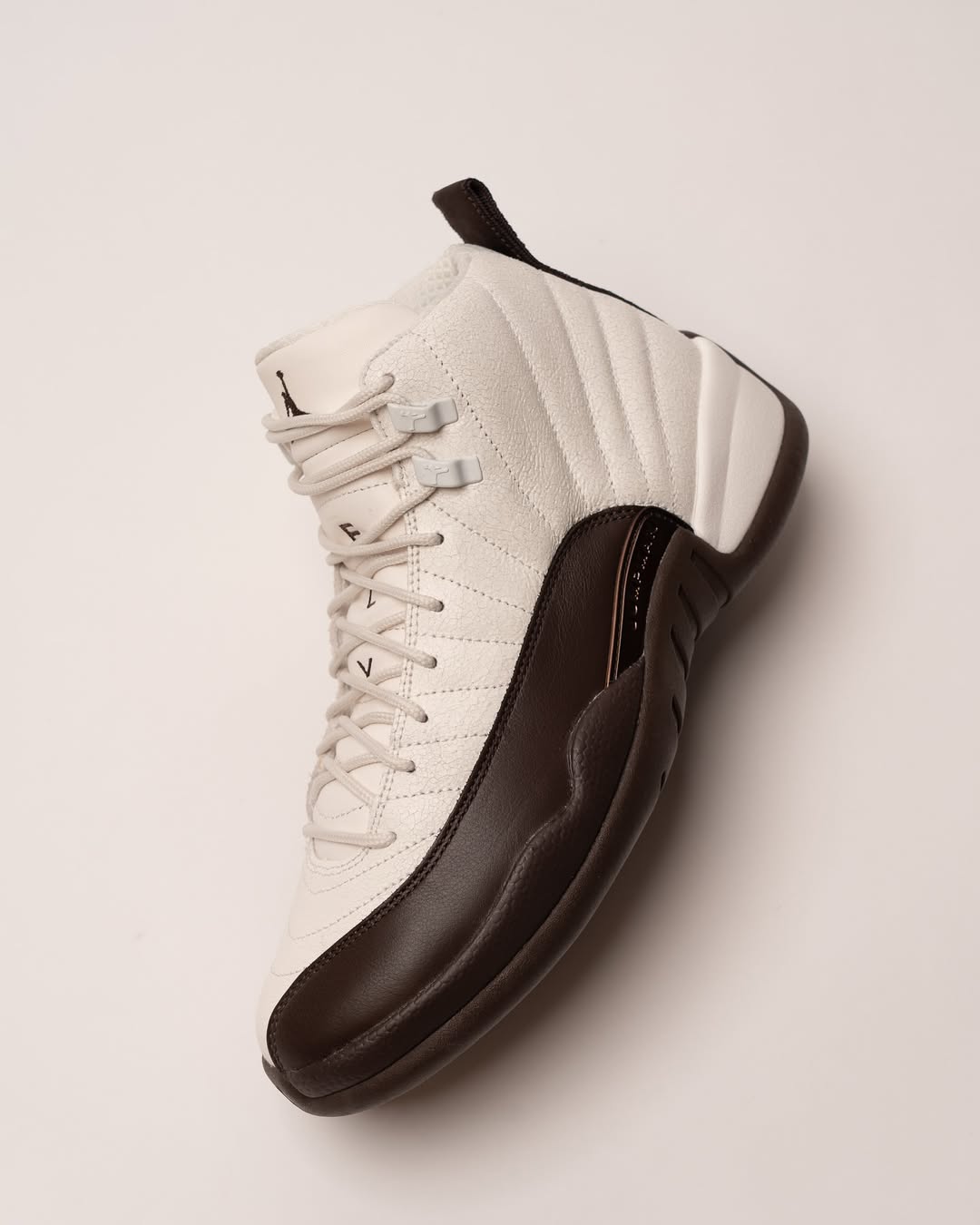 【2024年 12/13 発売】SoleFly × NIKE AIR JORDAN 12 RETRO SP “White/Baroque Brown” (ソールフライ ナイキ エア ジョーダン 12 レトロ SP “ホワイト/バロックブラウン”) [FZ5026-100]