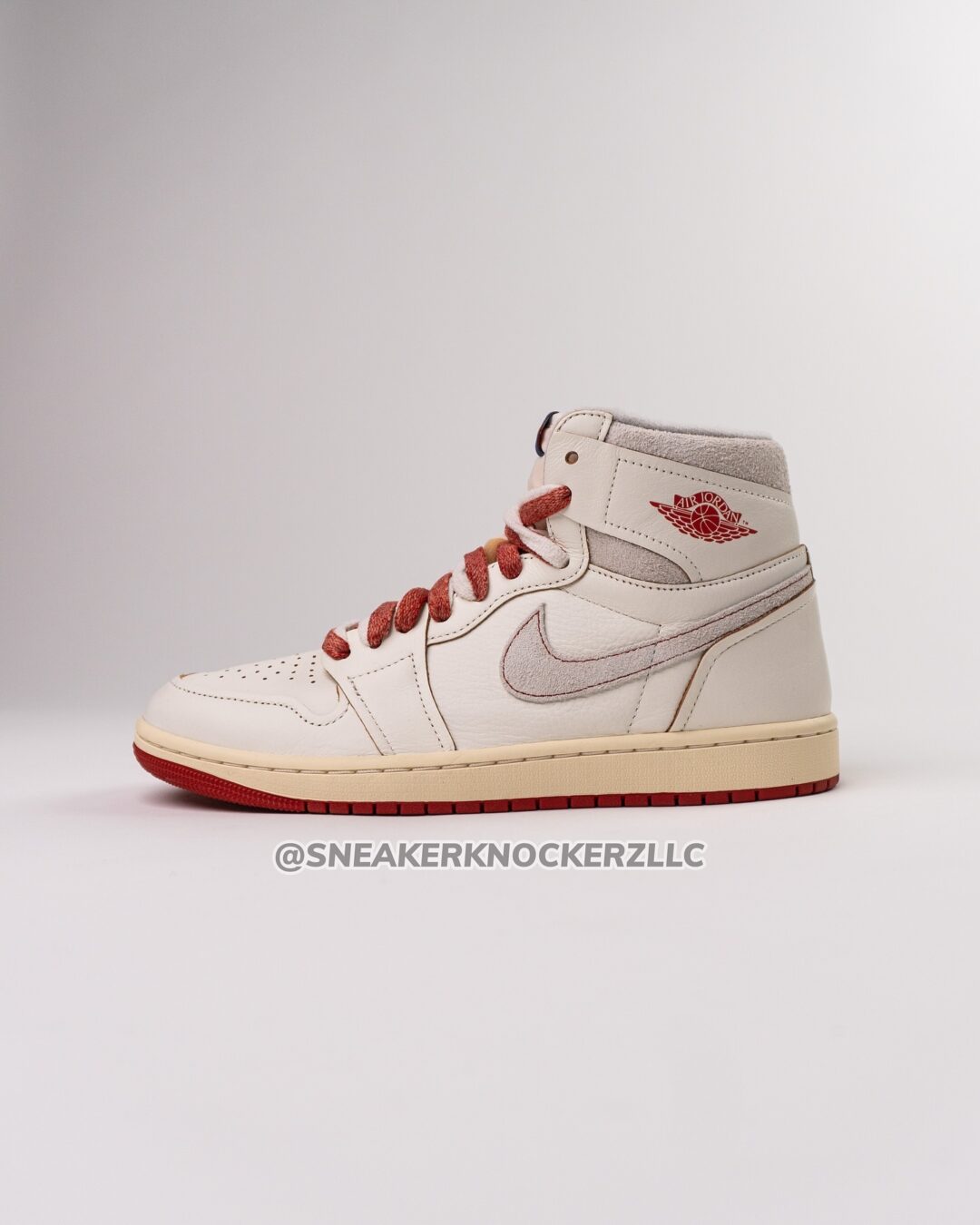 【2025年 4/1 発売】NIKE WMNS AIR JORDAN 1 HIGH OG “Sail/Cinnabar” (ナイキ ウィメンズ エア ジョーダン 1 ハイ OG “セイル/シナバー”) [DB4612-100]