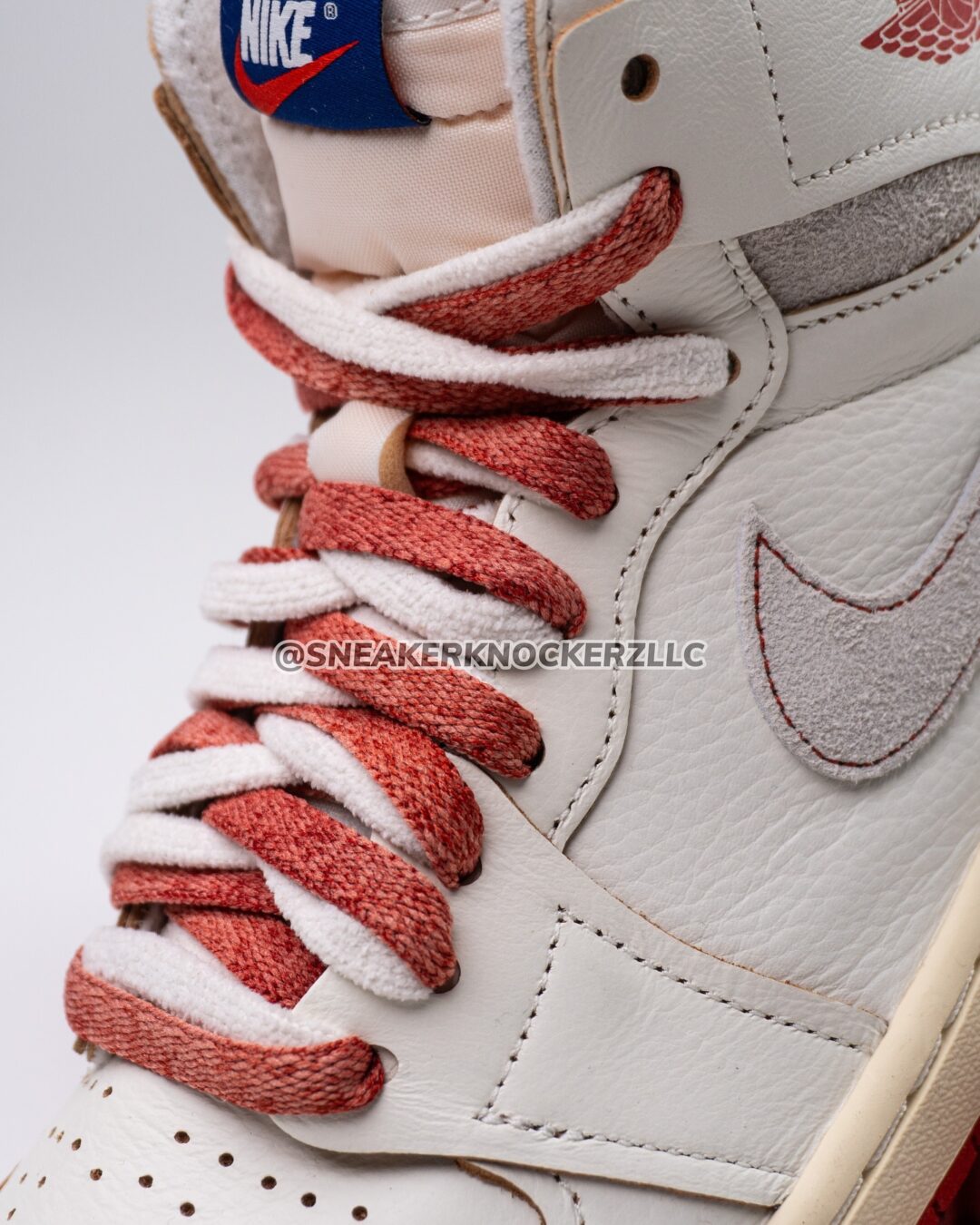 【2025年 4/1 発売】NIKE WMNS AIR JORDAN 1 HIGH OG “Sail/Cinnabar” (ナイキ ウィメンズ エア ジョーダン 1 ハイ OG “セイル/シナバー”) [DB4612-100]