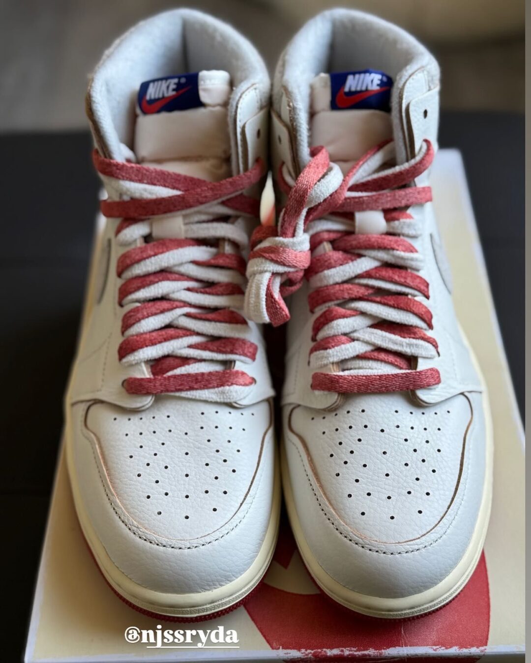 【2025年 4月 発売予定】NIKE WMNS AIR JORDAN 1 HIGH OG “Sail/Cinnabar” (ナイキ ウィメンズ エア ジョーダン 1 ハイ OG “セイル/シナバー”) [DB4612-100]