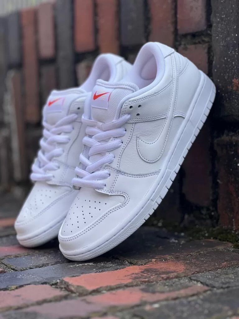 【2024年 8/20 発売】NIKE SB “Orange Label” DUNK LOW ISO “Triple White” (ナイキ エスビー “オレンジレーベル” ダンク ロー “トリプルホワイト”) [FJ1674-100]