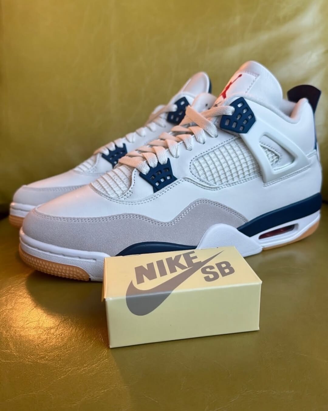 【2025年 3/18 発売予定】NIKE SB × AIR JORDAN 4 SP “Summit White/Navy” (ナイキ エア ジョーダン 4 “サミットホワイト/ネイビー”) [DR5415-100]