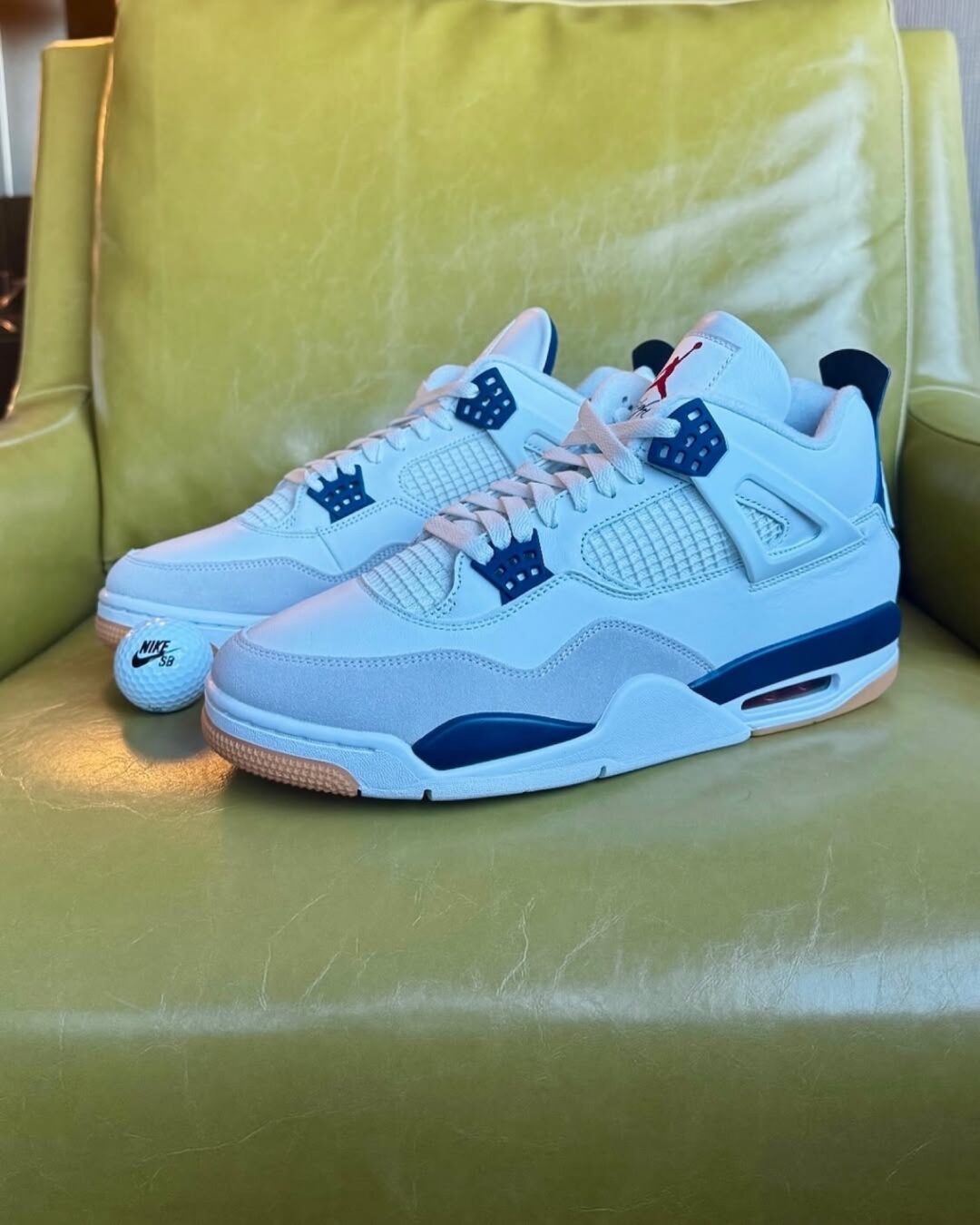 【2025年 3/18 発売予定】NIKE SB × AIR JORDAN 4 SP “Summit White/Navy” (ナイキ エア ジョーダン 4 “サミットホワイト/ネイビー”) [DR5415-100]