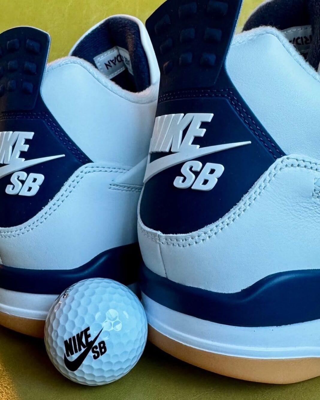 【2025年 3/18 発売予定】NIKE SB × AIR JORDAN 4 SP “Summit White/Navy” (ナイキ エア ジョーダン 4 “サミットホワイト/ネイビー”) [DR5415-100]