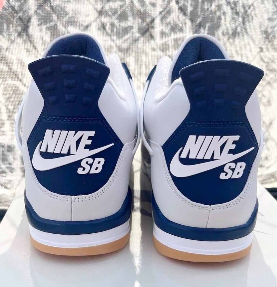 【2025年 3/18 発売予定】NIKE SB × AIR JORDAN 4 SP “Summit White/Navy” (ナイキ エア ジョーダン 4 “サミットホワイト/ネイビー”) [DR5415-100]