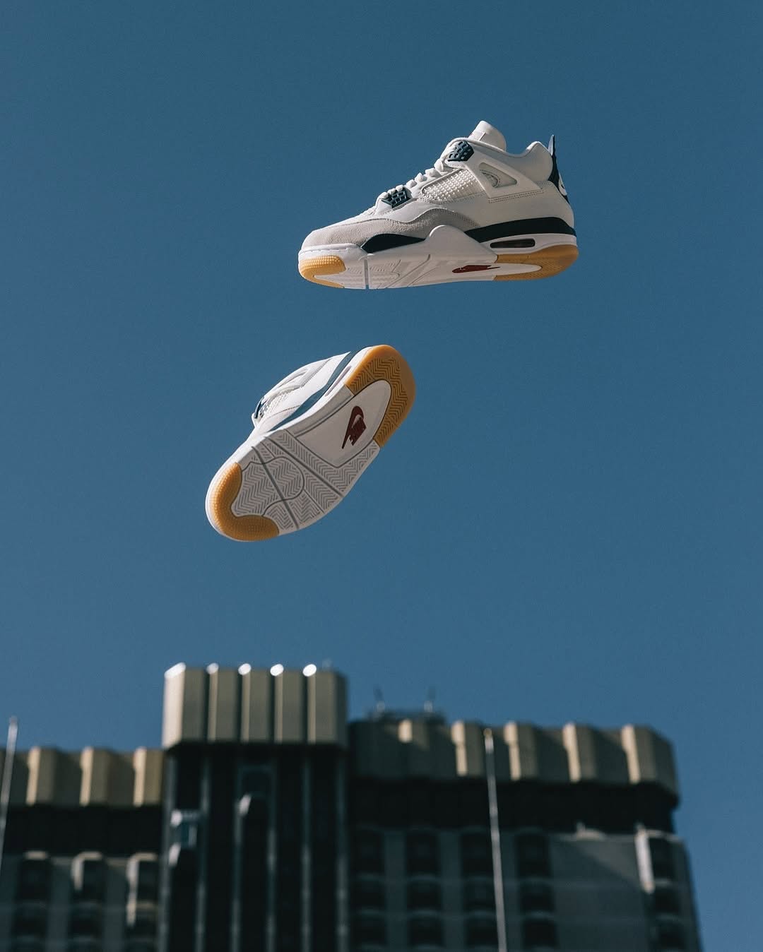 【2025年 3/18 発売予定】NIKE SB × AIR JORDAN 4 SP “Summit White/Navy” (ナイキ エア ジョーダン 4 “サミットホワイト/ネイビー”) [DR5415-100]