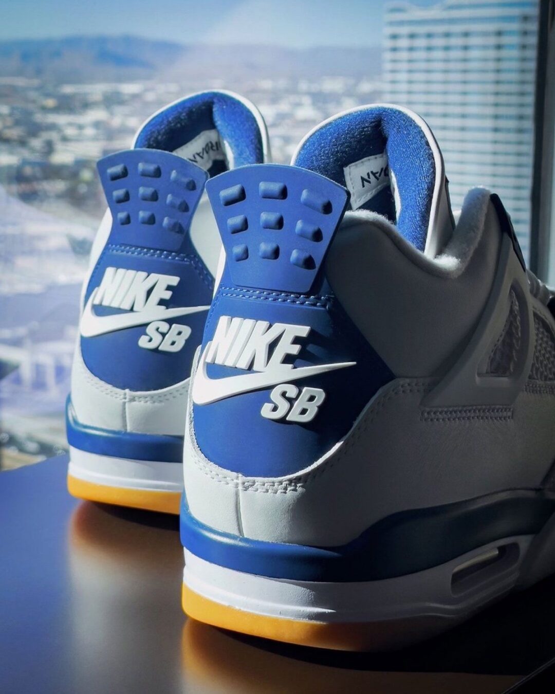 【2025年 3/18 発売予定】NIKE SB × AIR JORDAN 4 SP “Summit White/Navy” (ナイキ エア ジョーダン 4 “サミットホワイト/ネイビー”) [DR5415-100]