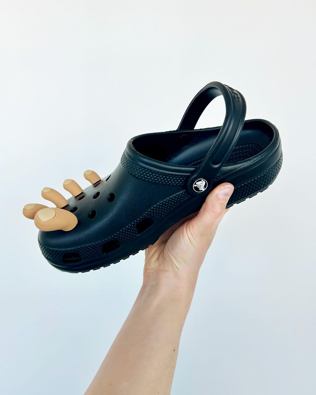 クロックスのエイプリルフールネタ「トウ・ジビッツ」が製品化 (Crocs)