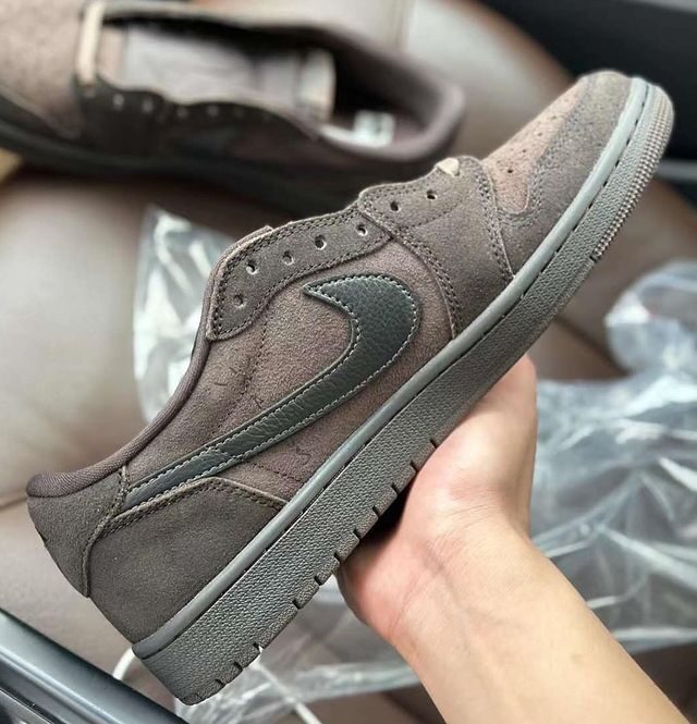 【2024年 12/21 発売予定】TRAVIS SCOTT NIKE AIR JORDAN 1 LOW OG SP “Velvet Brown” (トラビス・スコット × ナイキ エア ジョーダン 1 ロー “ベルベットブラウン”) [DM7866-202