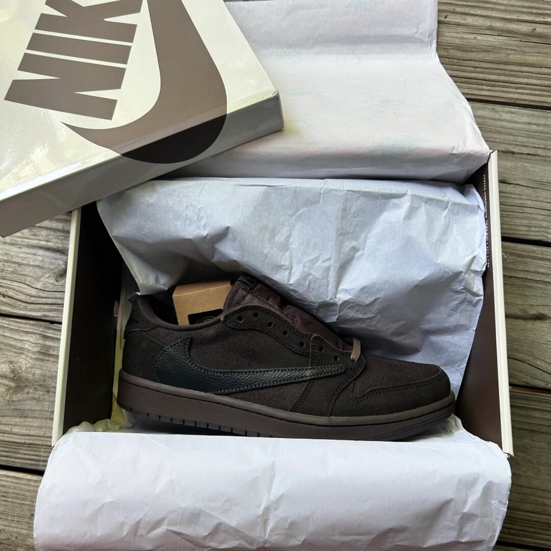 【2024年 12/21 発売予定】TRAVIS SCOTT NIKE AIR JORDAN 1 LOW OG SP “Velvet Brown” (トラビス・スコット × ナイキ エア ジョーダン 1 ロー “ベルベットブラウン”) [DM7866-202