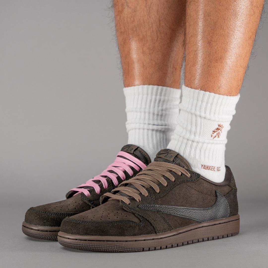 【2024年 12/21 発売予定】TRAVIS SCOTT NIKE AIR JORDAN 1 LOW OG SP “Velvet Brown” (トラビス・スコット × ナイキ エア ジョーダン 1 ロー “ベルベットブラウン”) [DM7866-202