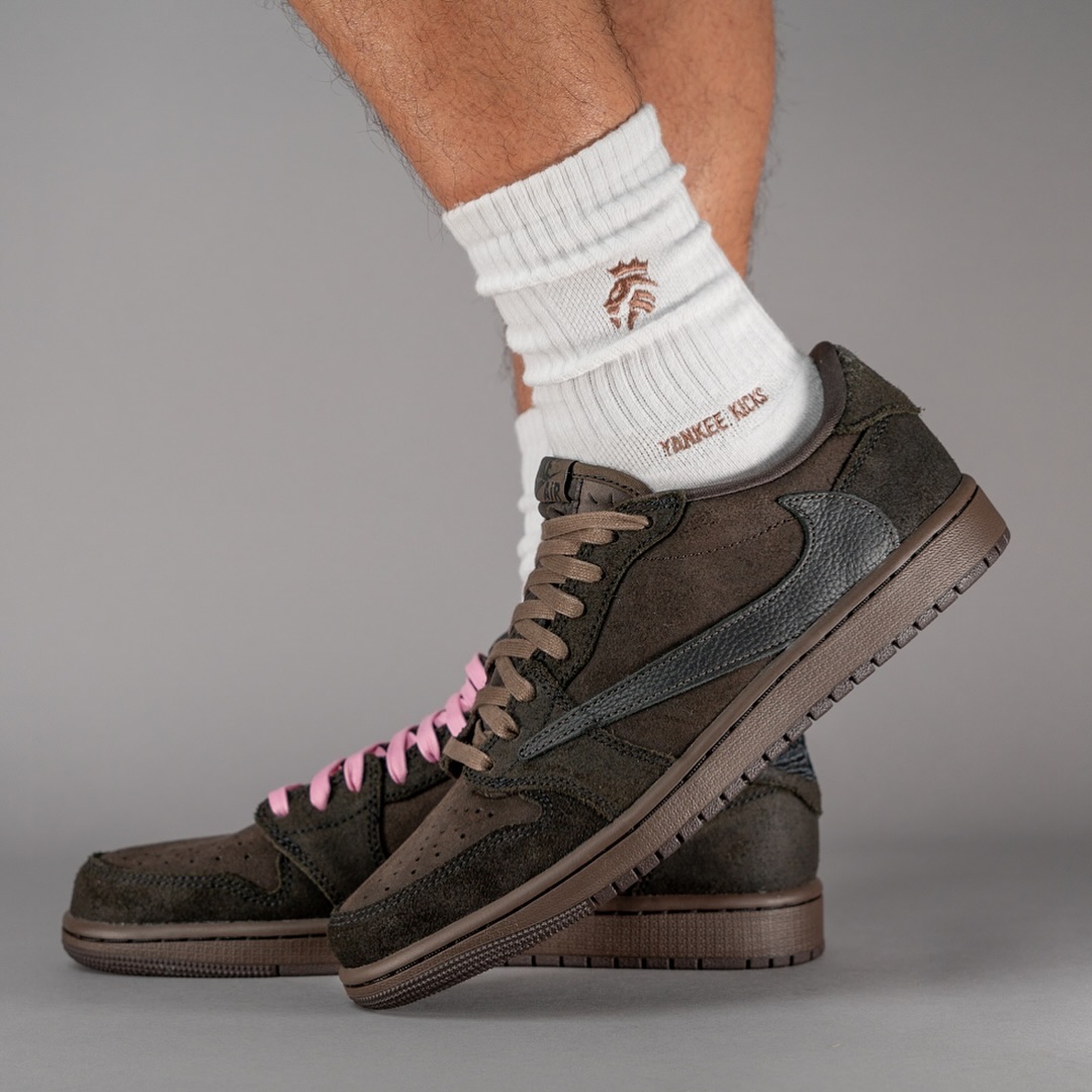 【2024年 12/21 発売予定】TRAVIS SCOTT NIKE AIR JORDAN 1 LOW OG SP “Velvet Brown” (トラビス・スコット × ナイキ エア ジョーダン 1 ロー “ベルベットブラウン”) [DM7866-202