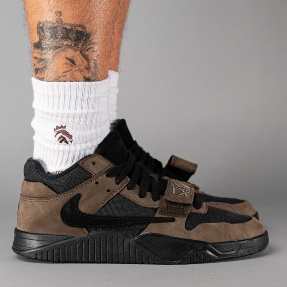 【2024年 11/26 発売】Travis Scott × NIKE JORDAN JUMPMAN JACK TR “Dark Mocha/Black” (トラヴィス・スコット ナイキ ジョーダン ジャンプマンジャック トレーナー “ダークモカ/ブラック”) [fz8117-204]