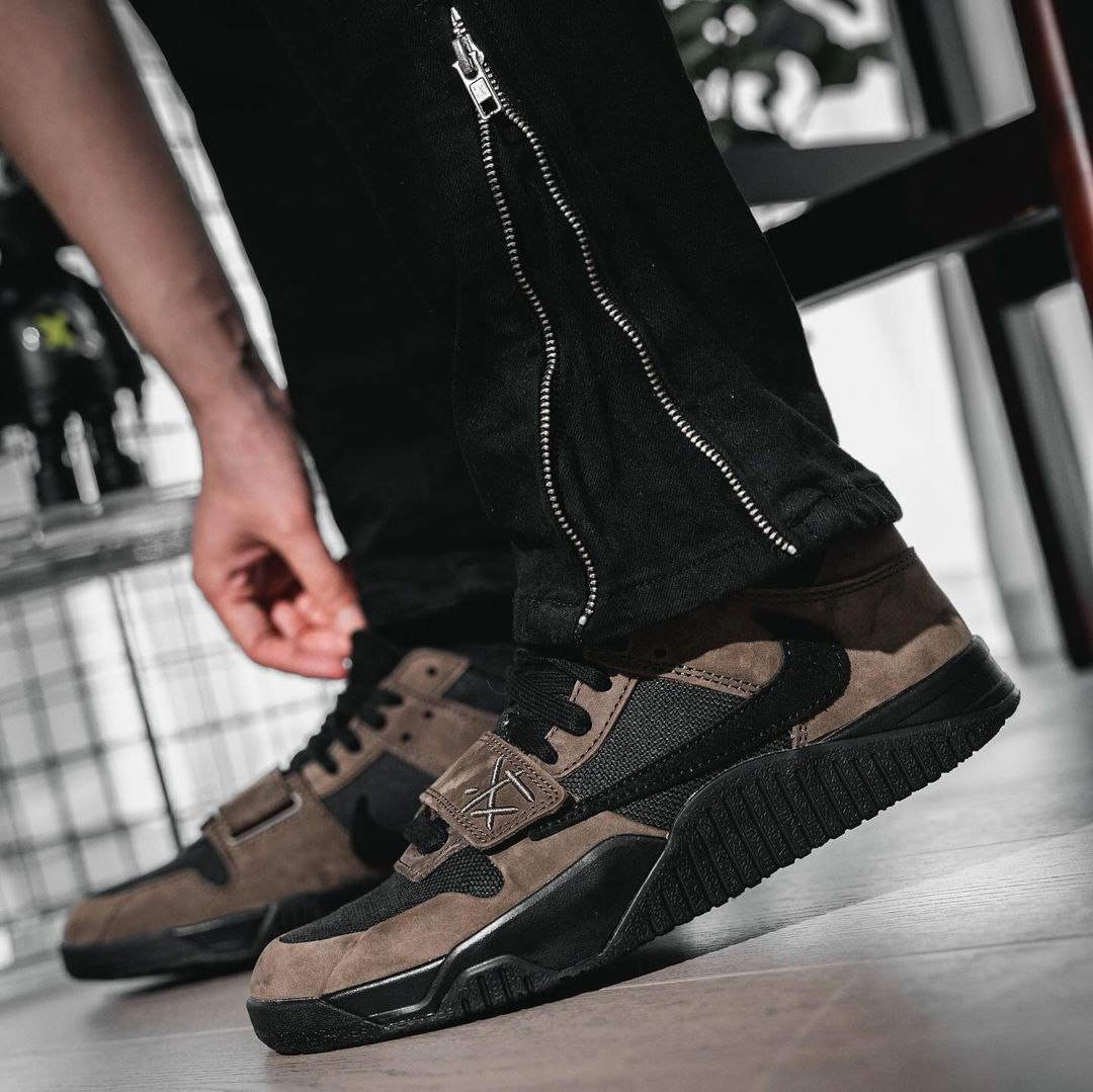 【2024年 11/26 発売】Travis Scott × NIKE JORDAN JUMPMAN JACK TR “Dark Mocha/Black” (トラヴィス・スコット ナイキ ジョーダン ジャンプマンジャック トレーナー “ダークモカ/ブラック”) [fz8117-204]