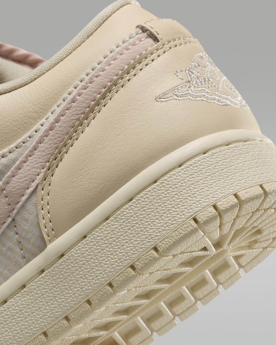 【2024年 5/15 発売】ナイキ W エア ジョーダン 1 ロー SE “モスリン/セイル/ココナッツミルク” (NIKE WMNS AIR JORDAN 1 LOW SE “Muslin/Sail/Coconut Milk”) [FQ1925-100]