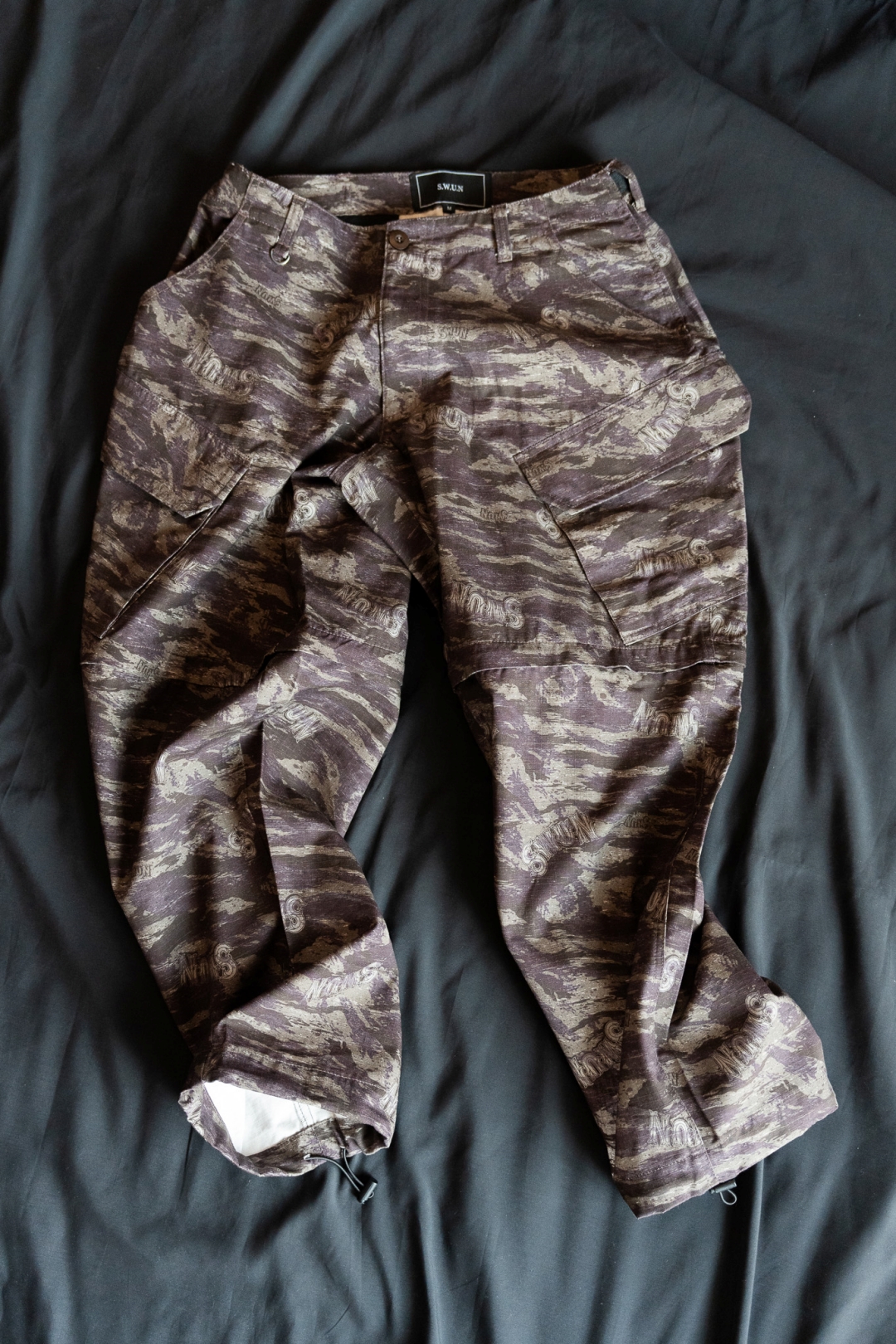 【抽選販売】S.W.U.N “Tiger Camo 2Way Cargo Pants” (エスダブルユーエヌ “タイガーカモ 2ウェイ カーゴパンツ”)