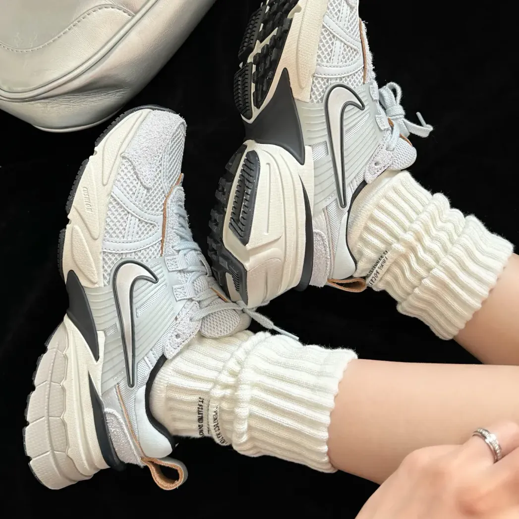 【2024年 6/9 発売】NIKE WMNS V2K RUN “Platinum Platinum/Light Bone” (ナイキ ウィメンズ ヴィツーケー “ピュアプラチナム/ライトボーン”) [FN6703-002]