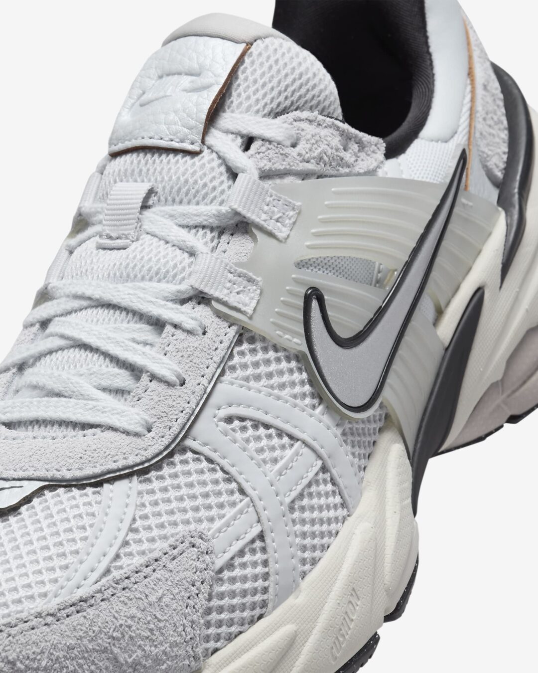 【2024年 6/9 発売】NIKE WMNS V2K RUN “Platinum Platinum/Light Bone” (ナイキ ウィメンズ ヴィツーケー “ピュアプラチナム/ライトボーン”) [FN6703-002]