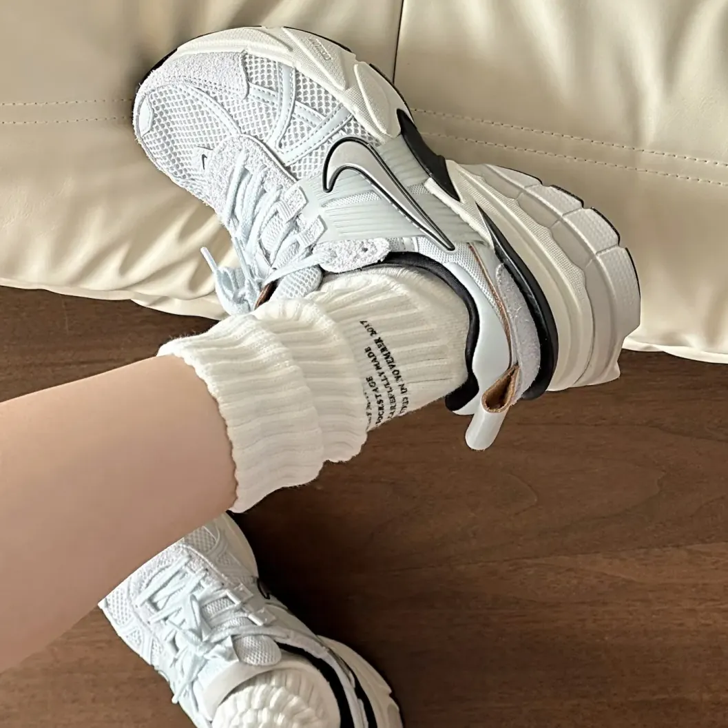 【2024年 6/9 発売】NIKE WMNS V2K RUN “Platinum Platinum/Light Bone” (ナイキ ウィメンズ ヴィツーケー “ピュアプラチナム/ライトボーン”) [FN6703-002]