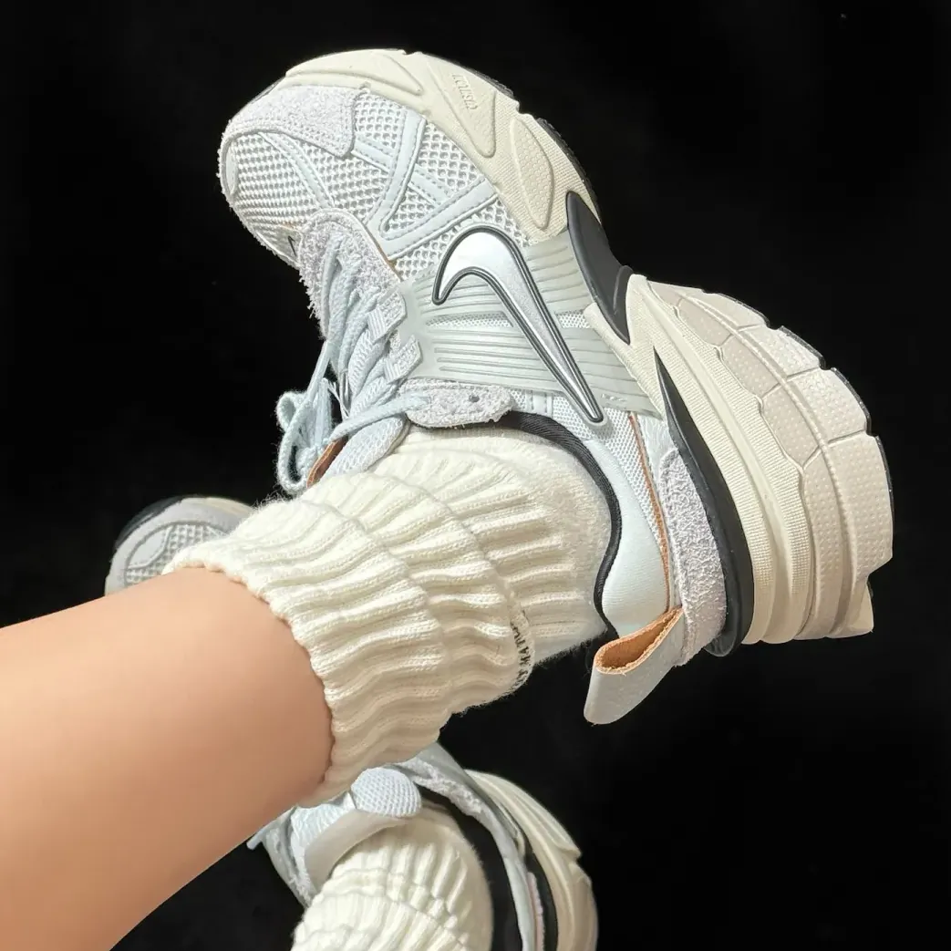 【2024年 6/9 発売】NIKE WMNS V2K RUN “Platinum Platinum/Light Bone” (ナイキ ウィメンズ ヴィツーケー “ピュアプラチナム/ライトボーン”) [FN6703-002]