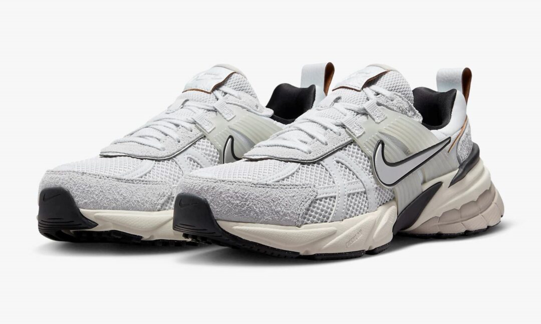 【2024年 6/9 発売】NIKE WMNS V2K RUN “Platinum Platinum/Light Bone” (ナイキ ウィメンズ ヴィツーケー “ピュアプラチナム/ライトボーン”) [FN6703-002]