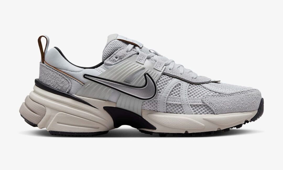 【2024年 6/9 発売】NIKE WMNS V2K RUN “Platinum Platinum/Light Bone” (ナイキ ウィメンズ ヴィツーケー “ピュアプラチナム/ライトボーン”) [FN6703-002]