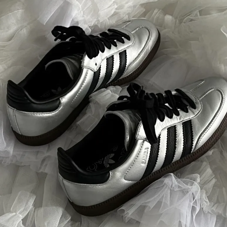 【2024年 6/21 発売】adidas Originals W SAMBA OG “Silver/Black” (アディダス オリジナルス サンバ “シルバー/ブラック”) [JI4218]