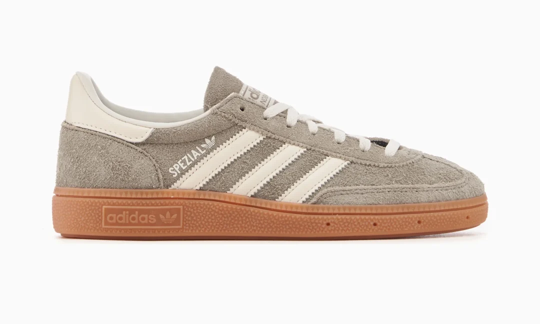 【2024年 6/13 発売】adidas Originals HANDBALL SPEZIAL “Silver Pebble/Off White” (アディダス オリジナルス ハンドボール スペツィアル ロングタン “シルバーペブル/ホワイト”) [IG1966]