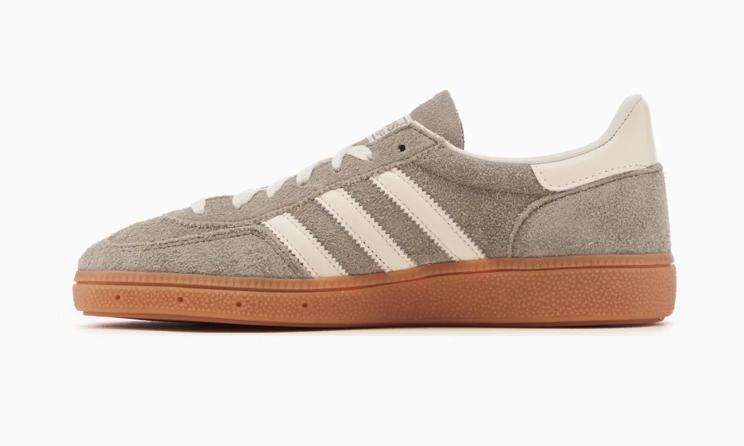 【2024年 6/13 発売】adidas Originals HANDBALL SPEZIAL “Silver Pebble/Off White” (アディダス オリジナルス ハンドボール スペツィアル ロングタン “シルバーペブル/ホワイト”) [IG1966]